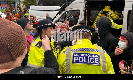 Les manifestants à Peckham affrontent la police lors d'un raid d'expulsion de l'immigration Banque D'Images