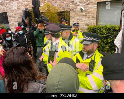 Les manifestants à Peckham affrontent la police lors d'un raid d'expulsion de l'immigration Banque D'Images