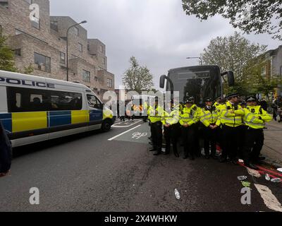 Les manifestants à Peckham affrontent la police lors d'un raid d'expulsion de l'immigration Banque D'Images