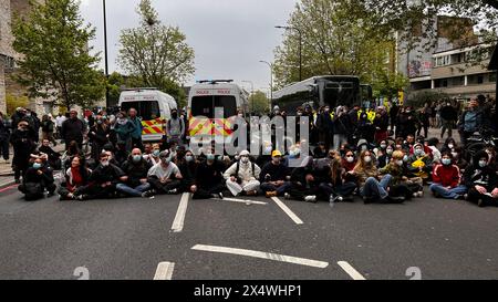 Les manifestants à Peckham affrontent la police lors d'un raid d'expulsion de l'immigration Banque D'Images