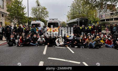 Les manifestants à Peckham affrontent la police lors d'un raid d'expulsion de l'immigration Banque D'Images