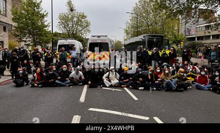 Les manifestants à Peckham affrontent la police lors d'un raid d'expulsion de l'immigration Banque D'Images