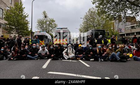 Les manifestants à Peckham affrontent la police lors d'un raid d'expulsion de l'immigration Banque D'Images