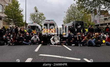 Les manifestants à Peckham affrontent la police lors d'un raid d'expulsion de l'immigration Banque D'Images