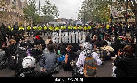 Les manifestants à Peckham affrontent la police lors d'un raid d'expulsion de l'immigration Banque D'Images