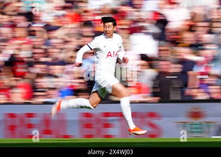 NOTE DE L'ÉDITEUR : PHOTO PRISE AVEC UNE VITESSE D'OBTURATION LENTE. Heung-min, le fils de Tottenham Hotspur, court le ballon lors du match de premier League à Anfield, Liverpool. Date de la photo : dimanche 5 mai 2024. Banque D'Images