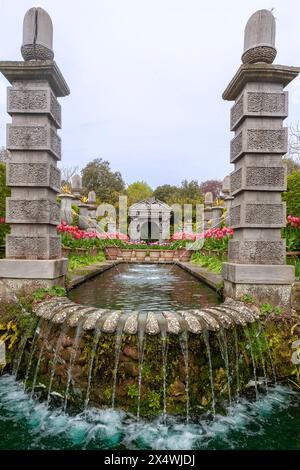 Fontaines élégantes et élément d'eau connu sous le nom de fontaine Arun dans le Collector Earl's Garden, Arundel Castle Gardens, West Sussex, Angleterre, Royaume-Uni Banque D'Images