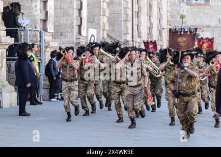 Ascoli Piceno, Italie. 05 mai 2024. Le 71e rassemblement national des Bersaglieri a eu lieu dans la ville aux cent tours, Ascoli Piceno, où 12 000 Bersaglieri ont défilé à travers les monuments du centre-ville jusqu'à la scène des autorités située sur la Piazza Arringo en face de la cathédrale Sant'Emidio. La cérémonie était présidée par le premier ministre italien Giorgia Meloni. Ascoli Piceno - Marches, Italie - 05/05/2024 crédit : Andrea Vagnoni/Alamy Live News Banque D'Images