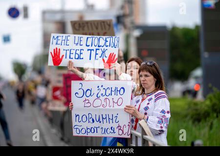 Kiev, ville de Kiev, Ukraine. 5 mai 2024. Gratuit Azovstal protestation de la famille et des amis des soldats qui sont détenus en captivité par la Russie. Les soldats se sont rendus à la Russie le 20 mai 2022 pour sauver des vies au fer d'Azovstal et voler les ouvrages de Marioupol. Certains ont été relâchés, beaucoup sont toujours détenus en captivité russe. (Crédit image : © Andreas Stroh/ZUMA Press Wire) USAGE ÉDITORIAL SEULEMENT! Non destiné à UN USAGE commercial ! Banque D'Images