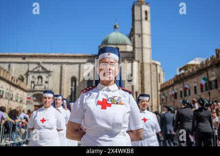 Ascoli Piceno, Italie. 05 mai 2024. Le 71e rassemblement national des Bersaglieri a eu lieu dans la ville aux cent tours, Ascoli Piceno, où 12 000 Bersaglieri ont défilé à travers les monuments du centre-ville jusqu'à la scène des autorités située sur la Piazza Arringo en face de la cathédrale Sant'Emidio. La cérémonie était présidée par le premier ministre italien Giorgia Meloni. Ascoli Piceno - Marches, Italie - 05/05/2024 crédit : Andrea Vagnoni/Alamy Live News Banque D'Images