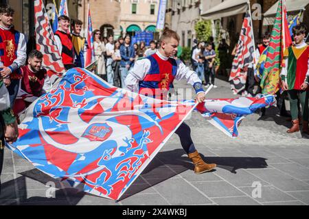 Ascoli Piceno, Italie. 05 mai 2024. Le 71e rassemblement national des Bersaglieri a eu lieu dans la ville aux cent tours, Ascoli Piceno, où 12 000 Bersaglieri ont défilé à travers les monuments du centre-ville jusqu'à la scène des autorités située sur la Piazza Arringo en face de la cathédrale Sant'Emidio. La cérémonie était présidée par le premier ministre italien Giorgia Meloni. Ascoli Piceno - Marches, Italie - 05/05/2024 crédit : Andrea Vagnoni/Alamy Live News Banque D'Images