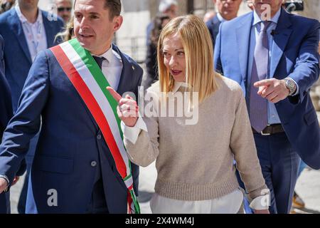 Ascoli Piceno, Italie. 05 mai 2024. Le 71e rassemblement national des Bersaglieri a eu lieu dans la ville aux cent tours, Ascoli Piceno, où 12 000 Bersaglieri ont défilé à travers les monuments du centre-ville jusqu'à la scène des autorités située sur la Piazza Arringo en face de la cathédrale Sant'Emidio. La cérémonie était présidée par le premier ministre italien Giorgia Meloni. Ascoli Piceno - Marches, Italie - 05/05/2024 crédit : Andrea Vagnoni/Alamy Live News Banque D'Images