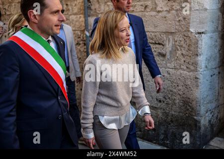 Ascoli Piceno, Italie. 05 mai 2024. Le 71e rassemblement national des Bersaglieri a eu lieu dans la ville aux cent tours, Ascoli Piceno, où 12 000 Bersaglieri ont défilé à travers les monuments du centre-ville jusqu'à la scène des autorités située sur la Piazza Arringo en face de la cathédrale Sant'Emidio. La cérémonie était présidée par le premier ministre italien Giorgia Meloni. Ascoli Piceno - Marches, Italie - 05/05/2024 crédit : Andrea Vagnoni/Alamy Live News Banque D'Images