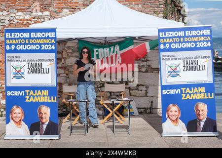 Forza Italia se présente avec de la publicité électorale pour les élections européennes de 2024 Banque D'Images