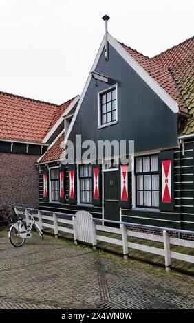 Holland, village de Volendam (Amsterdam), ancienne maison en pierre typiquement néerlandais Banque D'Images