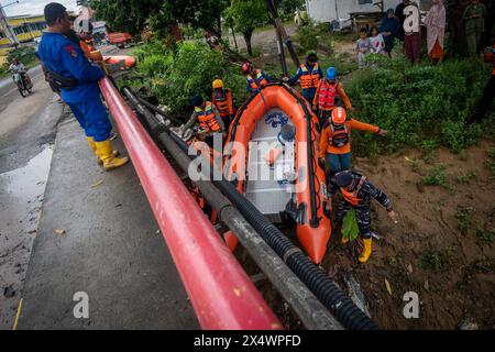 Luwu, Indonésie. 05 mai 2024. Les équipes de secours se préparent à rechercher les victimes disparues après des inondations soudaines dans le sous-district de Suli, dans la régence de Luwu. Des inondations de 3 mètres de profondeur ont touché 13 sous-districts, de l'eau et de la boue couvrant la zone et tuant 14 personnes. Plus de 1 000 maisons ont été touchées et 42 ont été balayées par les inondations. Crédit : SOPA images Limited/Alamy Live News Banque D'Images