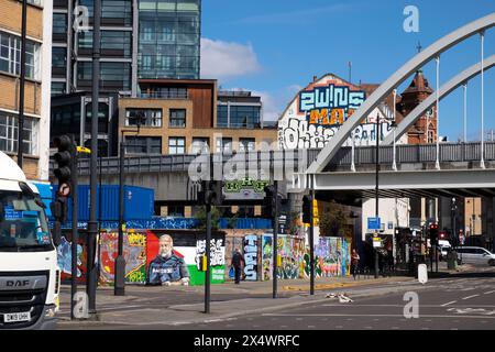 Pont de chemin de fer sur Shoreditch High Street à partir de la jonction à Great Eastern Street A10 Ring Road East London Angleterre UK 2024 KATHY DEWITT Banque D'Images