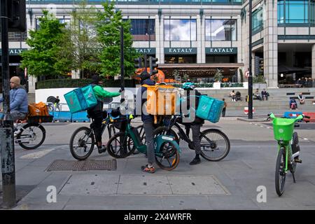 Deliveroo et Just Eat Courier Courier ouvriers hommes coureurs sur la livraison de nourriture vélos vélo Liverpool Street City of London Angleterre Royaume-Uni 2024 KATHY DEWITT Banque D'Images