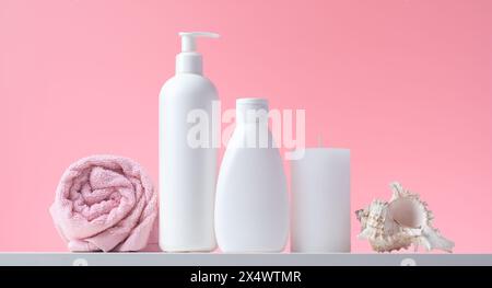 Flacon blanc, distributeur de savon et autres accessoires pour l'hygiène personnelle. Récipient en plastique, ensemble de cosmétiques de douche, articles de toilette dans la salle de bains. Spa Conce Banque D'Images