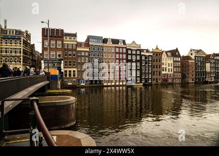 Le Damrak à Amsterdam, pays-Bas rue principale où les personnes arrivant à la gare entrent dans la ville. Banque D'Images