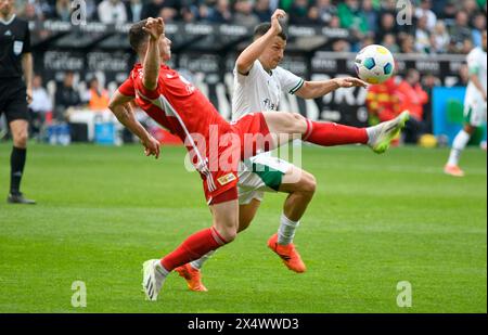 Borussia Park Moenchengladbach, Allemagne, 28.4,2024, Football : Bundesliga saison 2023/24 jour de match 31, Borussia Moenchengladbach (BMG) vs FC Union Berlin (FCU) 0:0 — Robin Gosens (FCU), Stefan Lainer (BMG) Banque D'Images