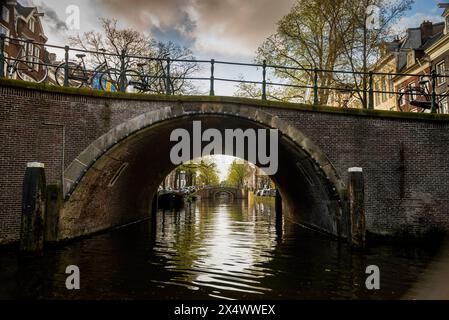 Sept ponts d'Amsterdam sur le canal de Reguliersgracht, pays-Bas. Banque D'Images