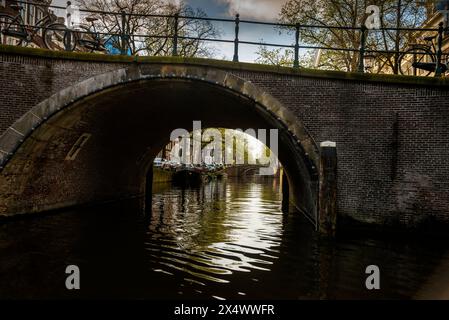 Sept ponts d'Amsterdam sur le canal de Reguliersgracht, pays-Bas. Banque D'Images