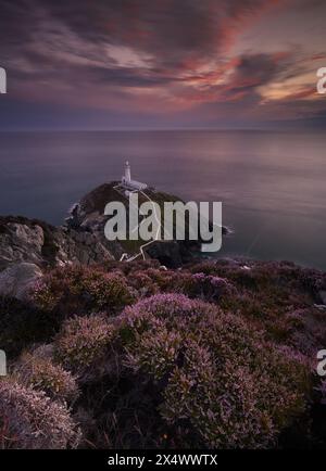 Phare de South Stack au coucher du soleil spectaculaire. Anglesey, pays de Galles, Royaume-Uni. Banque D'Images