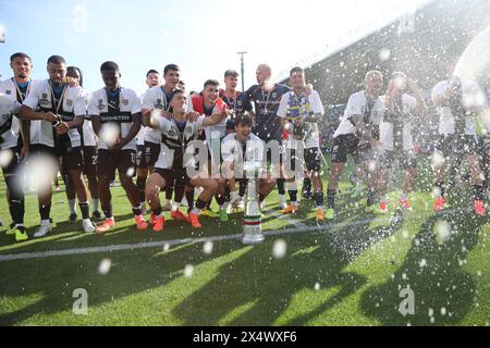 Joie finale avec une coupe (Parme) lors du match italien de Serie B entre Parme 1-1 Cremonese au stade Ennio Tardini le 05 mai 2024 à Parme, Italie. Crédit : Maurizio Borsari/AFLO/Alamy Live News Banque D'Images