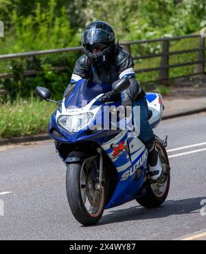 Milton Keynes, Royaume-Uni - 5 mai 2024 : 2002 Suzuki GSX R600 moto sur une route britannique Banque D'Images