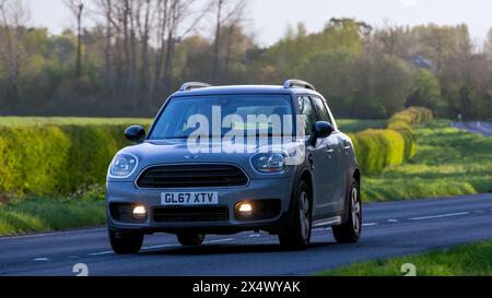 Bicester, UK- 21 avril 2024 : 2017 gris Mini Countryman Cooper voiture classique conduisant sur une route britannique Banque D'Images