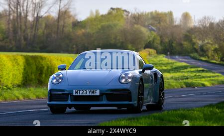 Bicester, UK- 21 avril 2024 : 2023 gris Porsche 911 turbo ss-une voiture classique conduisant sur une route britannique Banque D'Images