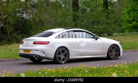 Milton Keynes, Royaume-Uni - 3 mai 2024 : 2017 moteur diesel blanc MERCEDES-BENZ E 220 d AMG LIGNE voiture PREMIUM conduite sur une route britannique Banque D'Images