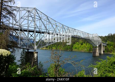 Cascade Locks, OREGON, États-Unis - 23 avril 2024 ; pont à péage Bridge of the Gods traversant le fleuve Columbia entre l'Oregon et Washingon Banque D'Images