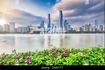 Guangzhou, 13 avril 2024 : paysage urbain de Canton avec gratte-ciel dans le centre-ville la nuit à Guangzhou, Chine Banque D'Images