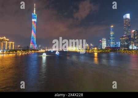 Guangzhou, 13 avril 2024 : paysage urbain de Canton avec gratte-ciel dans le centre-ville la nuit à Guangzhou, Chine Banque D'Images