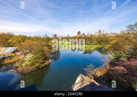 Belle vue du haut du château Belvedere du lac et des pelouses verdoyantes avec des gens se relaxant à Central Park, Manhattan. New York. ÉTATS-UNIS. Banque D'Images