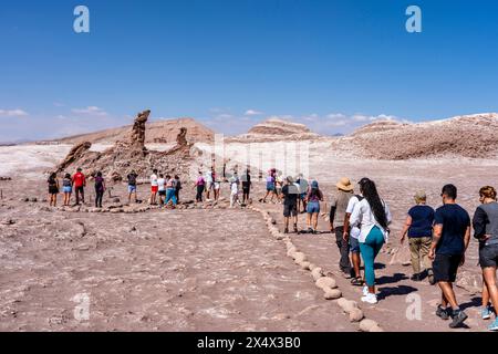 Un groupe visite la formation rocheuse des trois Marias dans la vallée de la Lune (Valle de la Luna), San Pedro de Atacama, région d'Antofagasta, Chili. Banque D'Images