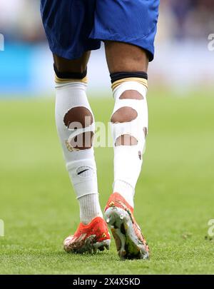 Londres, Royaume-Uni. 5 mai 2024. Noni Madueke des chaussettes coupées de Chelsea lors du match de premier League à Stamford Bridge, Londres. Le crédit photo devrait se lire comme suit : David Klein/Sportimage crédit : Sportimage Ltd/Alamy Live News Banque D'Images