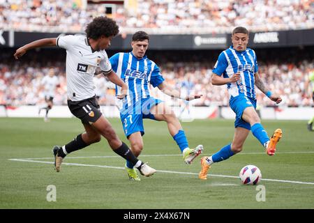 Valencia, Espagne. 05 mai 2024. VALENCE, ESPAGNE - 5 MAI : Peter Federico Right Winger de Valencia CF concourt pour le ballon avec Javi Lopez et Nahuel Tenaglia, dos central de Deportivo Alaves lors du match LaLiga EA Sports entre Valencia CF et Deportivo Alaves au stade Mestalla, le 5 mai 2024 à Valence, Espagne. (Photo de Jose Torres/photo Players images) crédit : Magara Press SL/Alamy Live News Banque D'Images