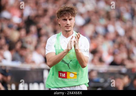 Valencia, Espagne. 05 mai 2024. VALENCIA, ESPAGNE - 5 MAI : Sergi Canos Right Winger de Valencia CF se réchauffe lors du match LaLiga EA Sports entre Valencia CF et Deportivo Alaves au stade Mestalla, le 5 mai 2024 à Valence, Espagne. (Photo de Jose Torres/photo Players images) crédit : Magara Press SL/Alamy Live News Banque D'Images
