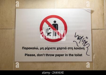 Ne jetez pas de papier dans le signe de toilette, , Athènes, Grèce. Banque D'Images