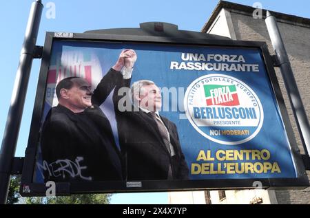 Rome, Italie. 04 mai 2024. Une affiche électorale vandalisée de Silvio Berlusconi est vue dans une rue de Rome, Italie, le 4 mai 2024. (Photo par Elisa Gestri/Sipa USA) crédit : Sipa USA/Alamy Live News Banque D'Images