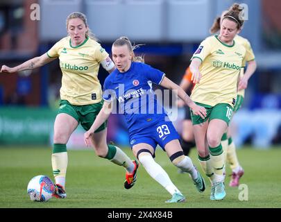 Megan Connolly de Bristol City, Aggie Beever-Jones de Chelsea et Emily Syme de Bristol City se battent pour le ballon lors du match de Super League féminine des Barclays à Kingsmeadow, Londres. Date de la photo : dimanche 5 mai 2024. Banque D'Images