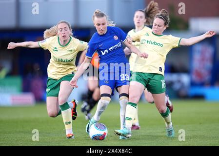 Megan Connolly de Bristol City, Aggie Beever-Jones de Chelsea et Emily Syme de Bristol City se battent pour le ballon lors du match de Super League féminine des Barclays à Kingsmeadow, Londres. Date de la photo : dimanche 5 mai 2024. Banque D'Images