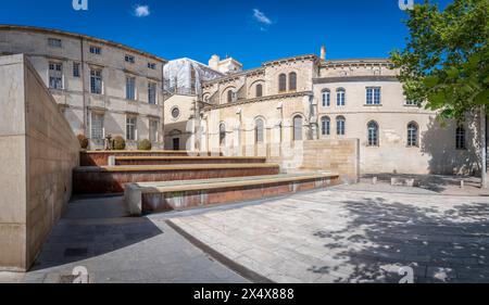 Nîmes - 04 17 2024 : vue sur la fontaine de la place du Chapitre à côté du Musée du Vieux Nîmes Banque D'Images