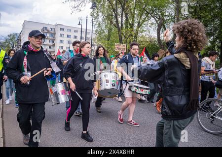 14 avril 2024, Varsovie, Mazowieckie, Pologne : les batteurs mènent la marche pendant la manifestation. Au début du mois d'avril, le bilan de 32 000 morts à Gaza a été dépassé, dont 13 000 enfants. Les partisans pro-palestiniens à Varsovie se sont rassemblés pour manifester leur solidarité avec le peuple de Gaza, pour protester contre le génocide en cours commis par Israël. Les manifestants se sont rassemblés à Plac Zbawiciela et se sont rendus à l'ambassade israélienne. à 50m de l'ambassade, la police empêche les manifestants d'aller plus loin, ce qui provoque des tensions. Grâce à la négociation, la marche a pu progresser. (Crédit image : © Neil Milto Banque D'Images