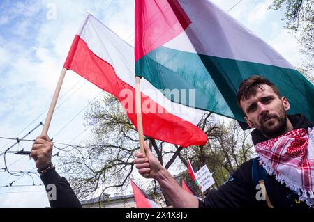 14 avril 2024, Varsovie, Mazowieckie, Pologne : les participants hissent le drapeau palestinien côte à côte avec le drapeau polonais pendant le rassemblement. Au début du mois d'avril, le bilan de 32 000 morts à Gaza a été dépassé, dont 13 000 enfants. Les partisans pro-palestiniens à Varsovie se sont rassemblés pour manifester leur solidarité avec le peuple de Gaza, pour protester contre le génocide en cours commis par Israël. Les manifestants se sont rassemblés à Plac Zbawiciela et se sont rendus à l'ambassade israélienne. à 50m de l'ambassade, la police empêche les manifestants d'aller plus loin, ce qui provoque des tensions. Grâce à la négociation, la marche a été allowe Banque D'Images