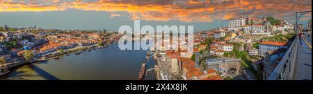 PORTO, PORTUGAL-12 AVRIL 2024 : vue panoramique avec l'architecture de la vieille ville sur la jetée et maisons multicolores à Porto Ribeira le long de Cais da Ribeira de heig Banque D'Images