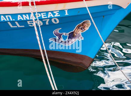 Sirène d'art sur un petit bateau de pêche, Limassol Vieux Port, Limassol, Chypre. Banque D'Images